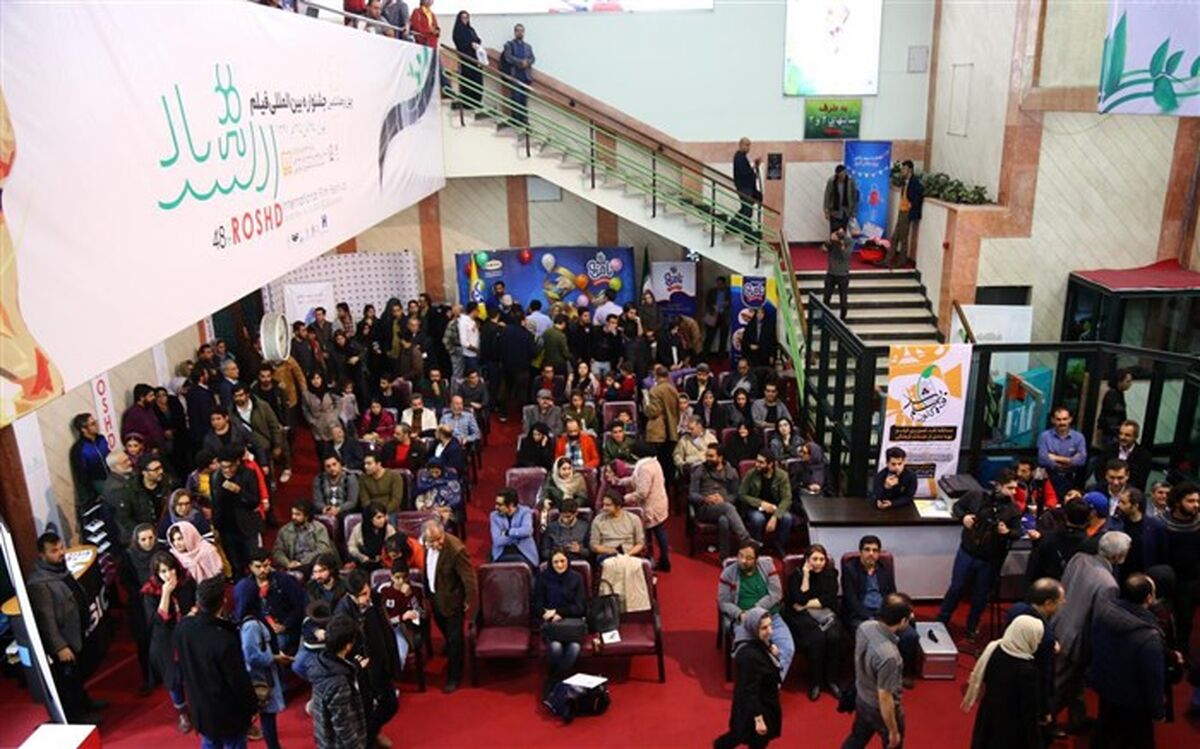نیکخواه آزاد: سعی کردیم هزینه‌های جشنواره را صرف جوایز کنیم تا دکور