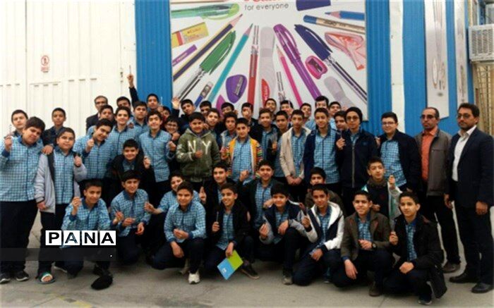 بازدید دانش آموزان دبیرستان  شهید دکتر رمضانخانی  از کارخانه لوازم التحریر