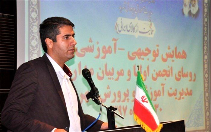 با برگزاری جلسات آموزش خانواده در مدارس به دنبال تقویت ارتباط درخانواده هستیم