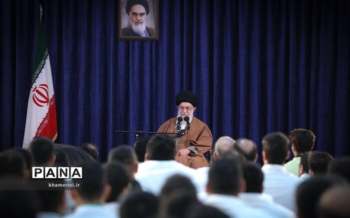 دیدار مسئولان نظام و میهمانان کنفرانس وحدت اسلامی‌ با رهبر انقلاب