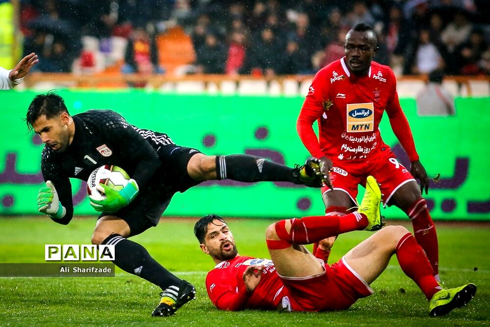 دیدار تیم های پرسپولیس و تراکتورسازی