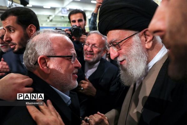 دیدار مسئولان نظام و میهمانان کنفرانس وحدت اسلامى‌ با مقام معظم رهبری