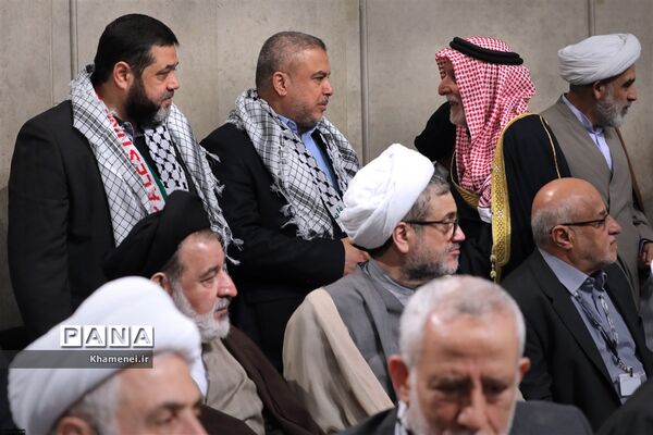 دیدار مسئولان نظام و میهمانان کنفرانس وحدت اسلامى‌ با مقام معظم رهبری