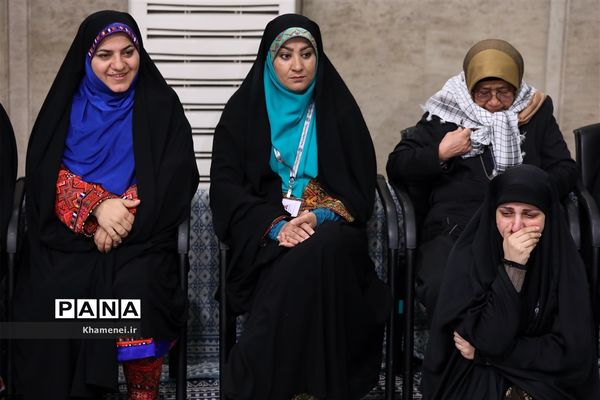 دیدار مسئولان نظام و میهمانان کنفرانس وحدت اسلامى‌ با مقام معظم رهبری