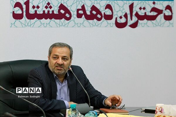 نشست علمی  تخصصی تاثیر فضای مجازی بر دختران دانش‌آموز
