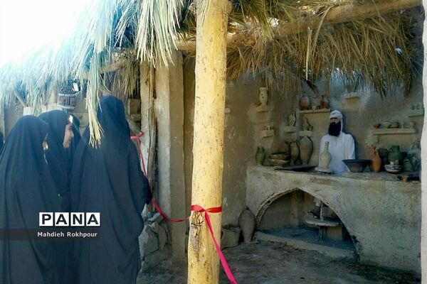 بازدید تعدادی ازدختران مدرسه فخرالزمان قریب از نمایشگاه حراتاحرم