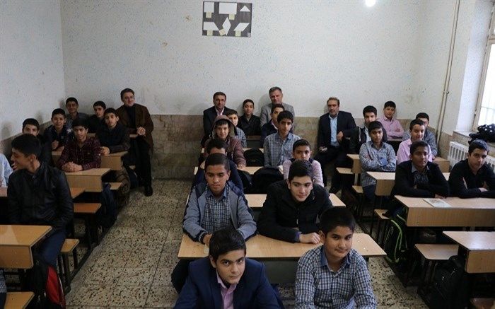 بازدید سرزده مدیرکل آموزش و پرورش خراسان رضوی  از دو مدرسه در منطقه تبادکان