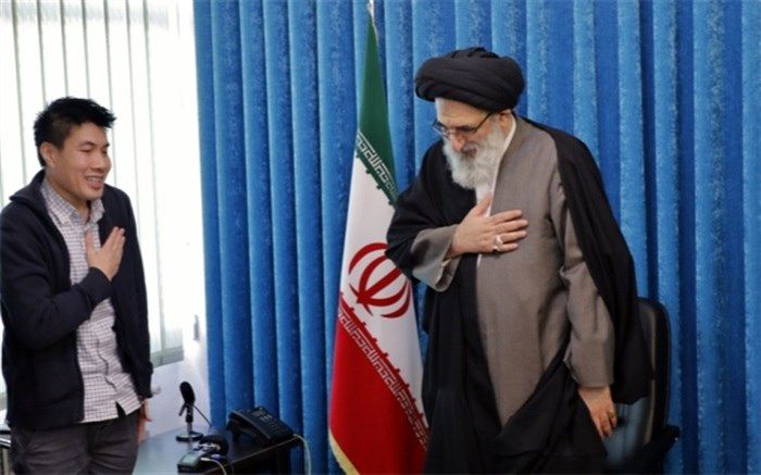 تشرف یک مرد بودائی به اسلام در حضور امام‌جمعه کرج