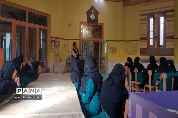 بازدید دانش‌آموزان دبیرستان دکتر شاهی از کارگاه سفال گری