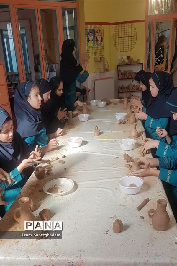 بازدید دانش‌آموزان دبیرستان دکتر شاهی از کارگاه سفال گری