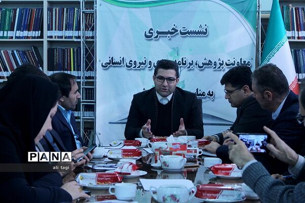 نشست خبری معاون پژوهش، برنامه ریزی و نیروی انسانی آموزش و پرورش آذربایجان شرقی