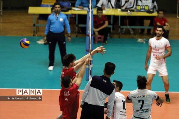 دیدار تیم‌های والیبال شهرداری ارومیه و دورنای ارومیه