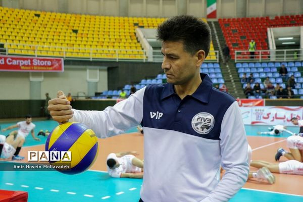 دیدار تیم‌های والیبال شهرداری ارومیه و دورنای ارومیه