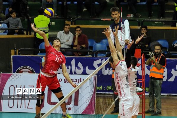 دیدار تیم‌های والیبال شهرداری ارومیه و دورنای ارومیه