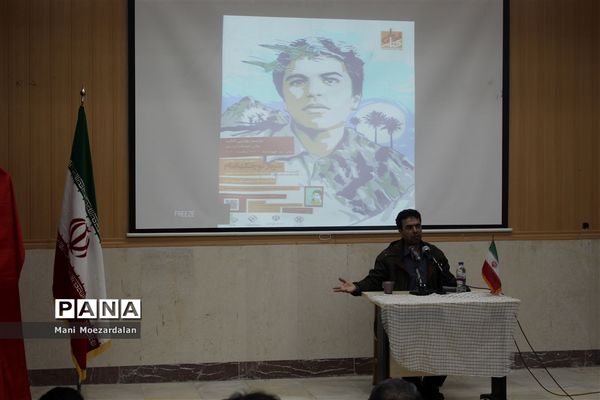 جشن امضاءمسئولان درآیین رو نمایی از کتاب( سرباز کوچک امام )در سنندج