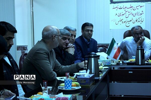 جلسه هیات رئیسه شوراهای دانش‌آموزی  و نمایندگان نهمین دوره مجلس شورای دانش‌آموزی درآذربایجان شرقی