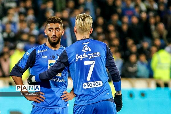 دیدار تیم‌های استقلال و پدیده