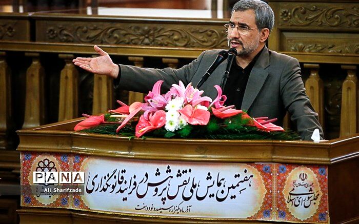 طعنه عضو شورای نگهبان به مدعیان فضای مجازی کشور