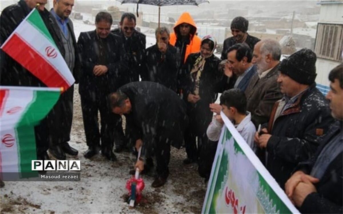 کلنگ ساخت مدرسه 3 کلاسه خیر ساز روستای عجمی میانه زده شد