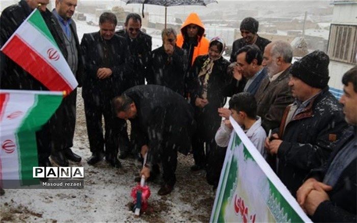 کلنگ ساخت مدرسه 3 کلاسه خیر ساز روستای عجمی میانه زده شد