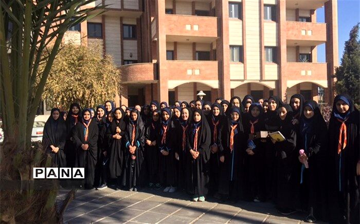 بازدید دانش آموزان دبیرستان فرزانگان دوره اول از شرکت بیمه
