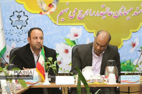 نشست معاون پرورشی و فرهنگی اداره کل آموزش و پرورش شهر تهران با کارشناس مسئولان مناطق 19 گانه شهر تهران
