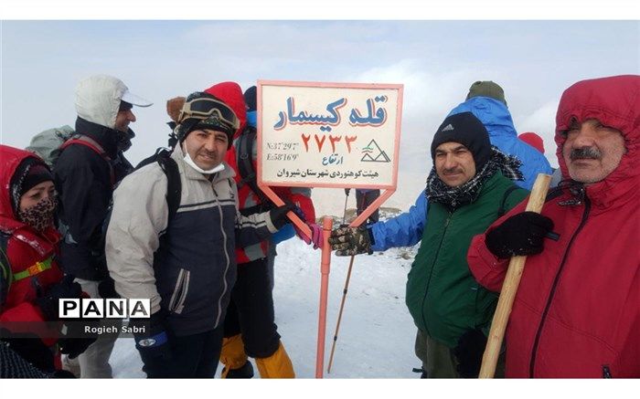 همکاری کوهنوردان سما شیروان در نصب تابلوی قله کیسمار