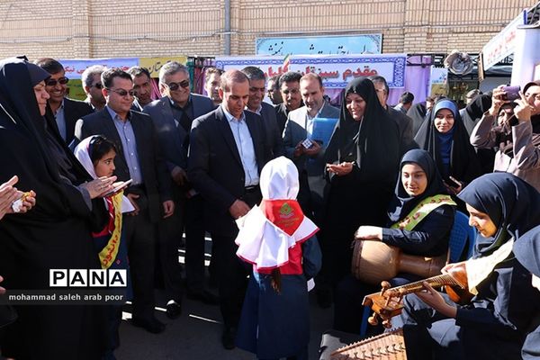 افتتاح نمایشگاه مدارس غیر انتفاعی با حضور مدیر کل مدارس غیر انتفاعی وزارت آموزش وپرورش