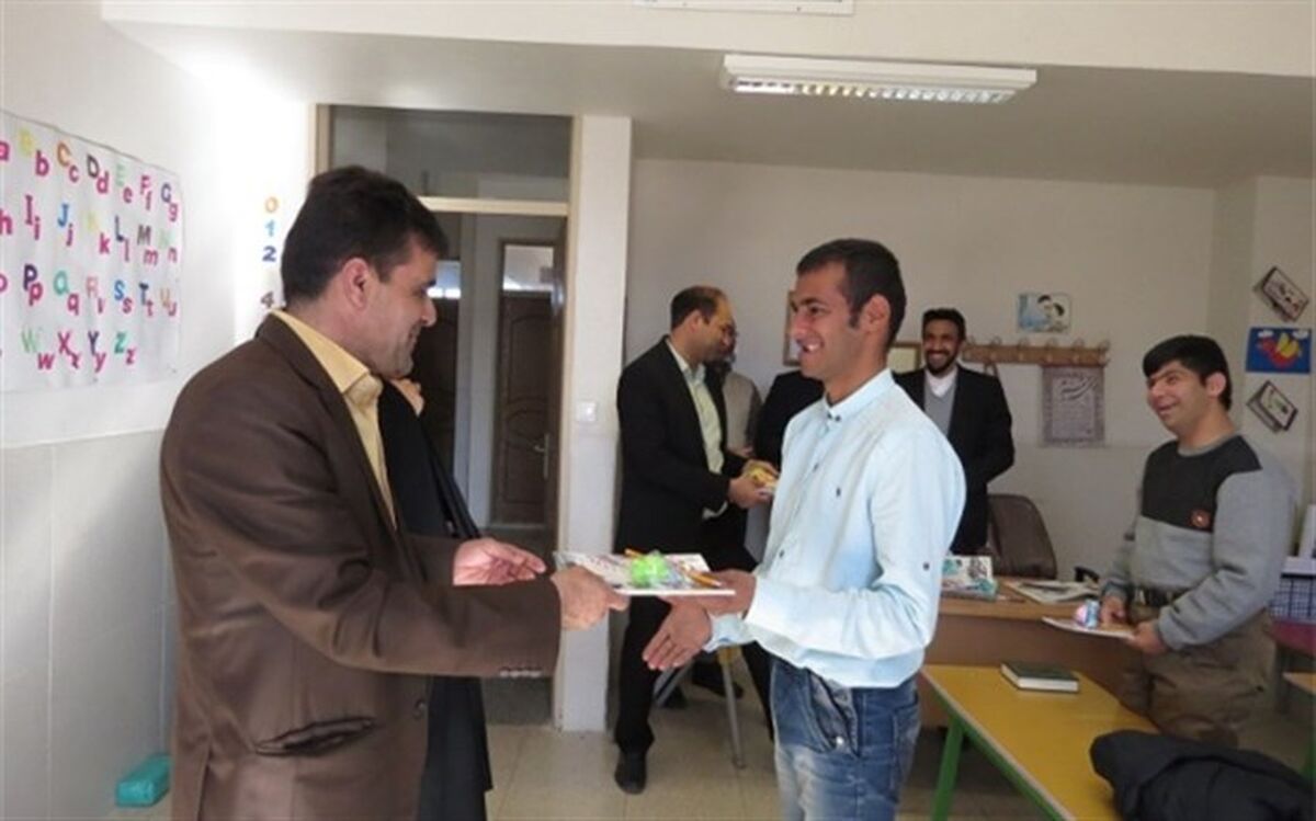 تقدیم هدیه به دانش آموزان آموزشگاه استثنایی برکت به مناسبت روز جهانی معلولین