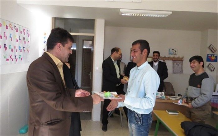 تقدیم هدیه به دانش آموزان آموزشگاه استثنایی برکت به مناسبت روز جهانی معلولین