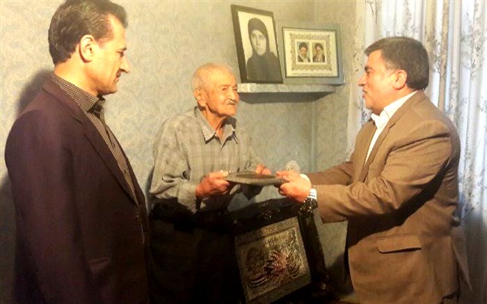 مدیر کل امور شاهد و ایثارگران وزارت آموزش و پرورش با خانواده شهید فرهنگی در سنندج دیدار کرد