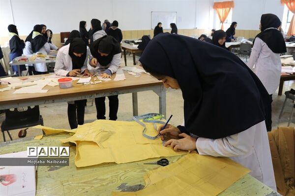 برگزاری جشنواره غذای سالم  و دست سازه‌های هنرجویان  هنرستان شهدای فلسطین ناحیه 4 مشهد