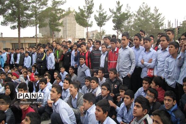 مسابقات نجات تخم مرغ در دبیرستان شهید نواب صفوی بیرجند