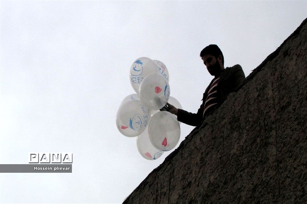 مسابقات نجات تخم مرغ در دبیرستان شهید نواب صفوی بیرجند
