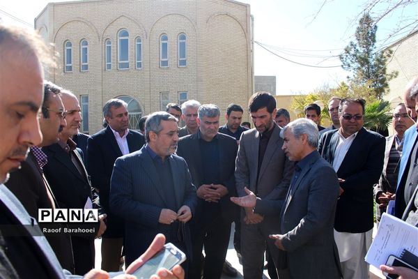 بازدید معاون وزیر از مدرسه حادثه دیده در  زاهدان