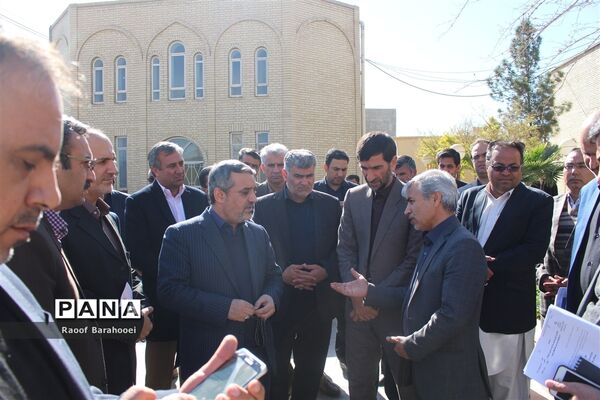 بازدید معاون وزیر از مدرسه حادثه دیده در  زاهدان
