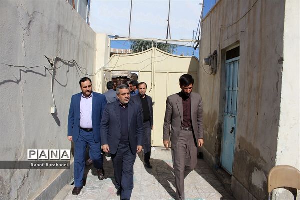 بازدید معاون وزیر از مدرسه حادثه دیده در  زاهدان