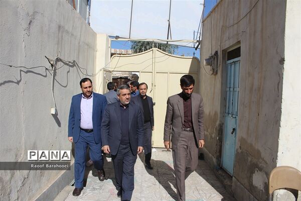بازدید معاون وزیر از مدرسه حادثه دیده در  زاهدان