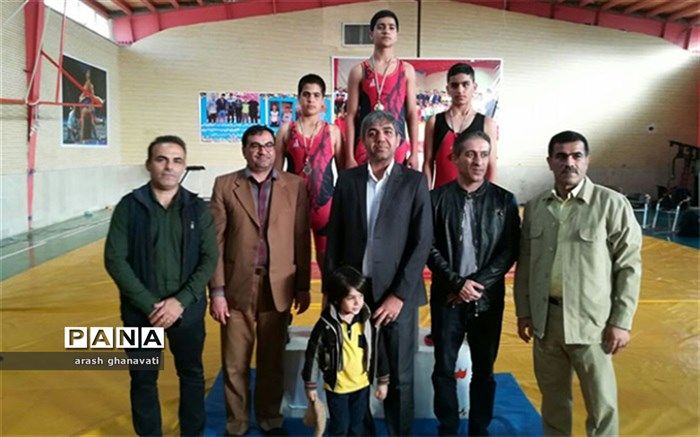 مسابقات کشتی مدارس شاهین شهر برگزار شد