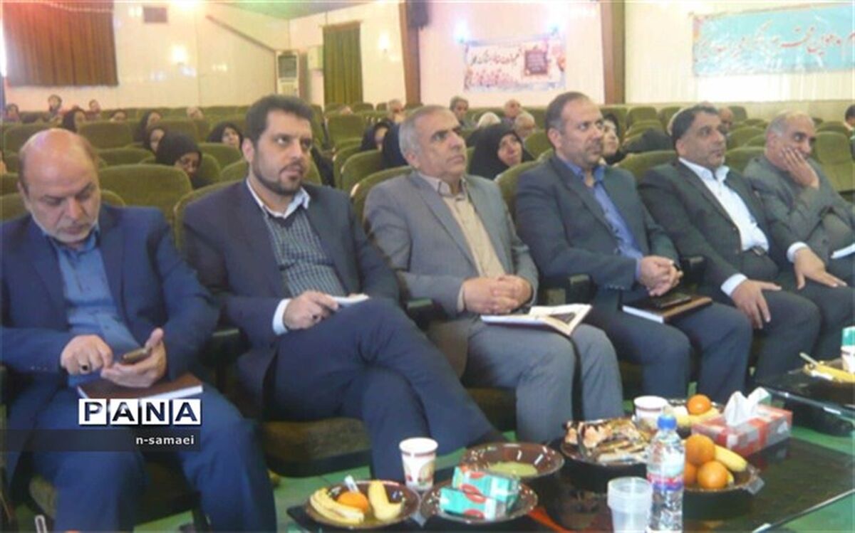 مجمع موسسان مدارس ومراکز غیر دولتی در سالن شهیدچمران ناحیه 4برگزار شد