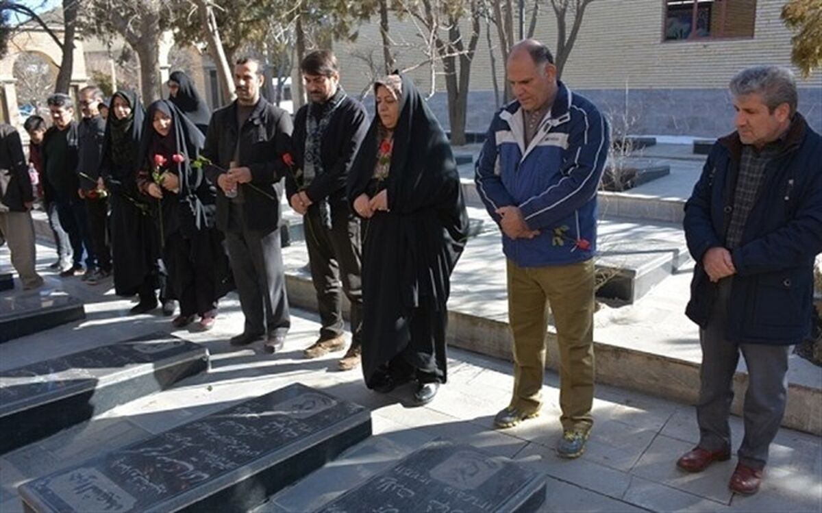 همزمان با هفته سوادآموزی گلزار شهدای سنندج غبار روبی و عطر افشانی شد