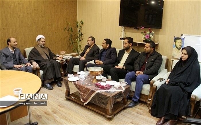 معلمان رهبران فکری جامعه هستند