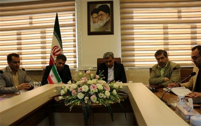 راه برون رفت از مشکلات توجه به نظام تعلیم و تربیت و حفظ ارزش‌های انقلاب اسلامی است