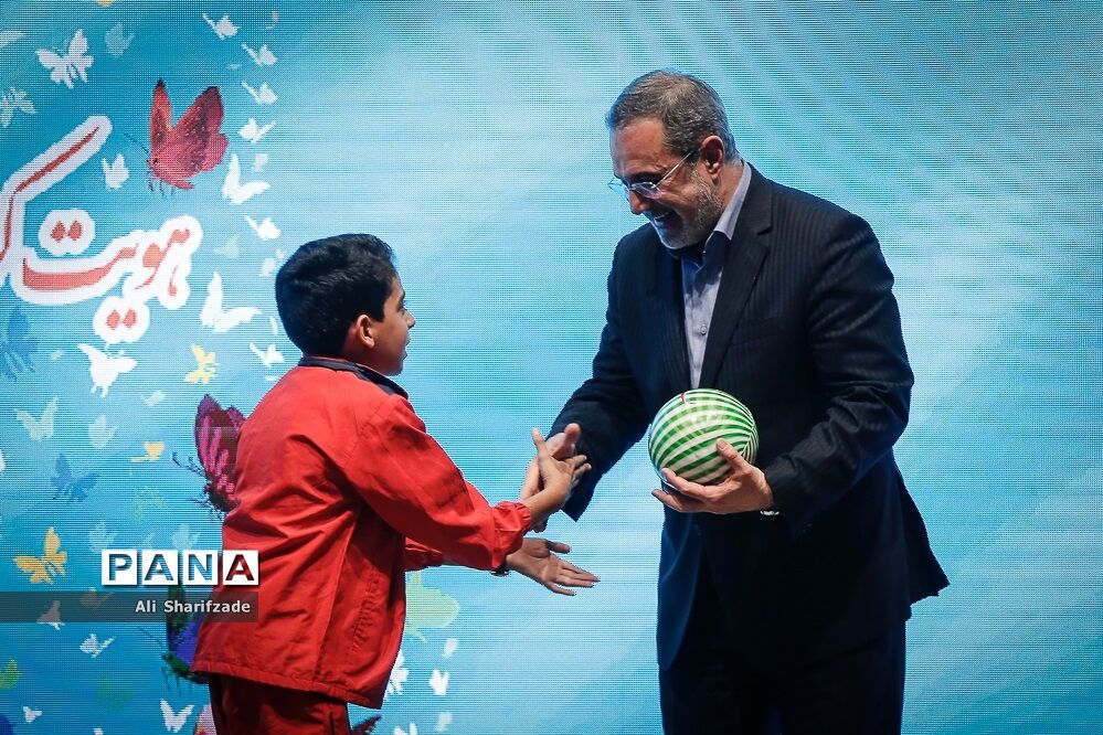 وزیر آموزش‌و‌پرورش:  با رفتارهای سختگیرانه احساسات کودکانه را در وجود دانش‌آموزان‌مان می‌کُشیم