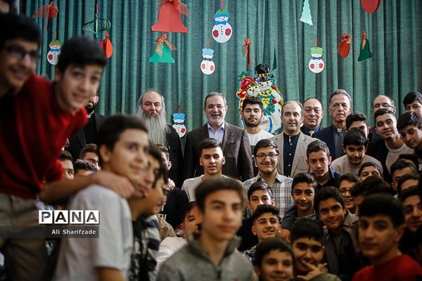 حضور سرزده وزیر آموزش و پرورش  در جشن سال نو دانش‌آموزان ارمنی