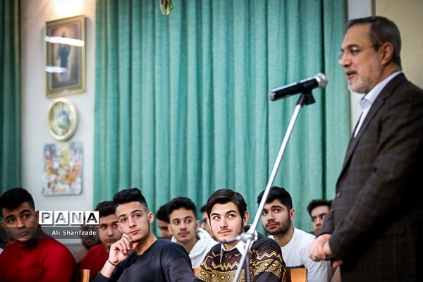 حضور سرزده وزیر آموزش و پرورش  در جشن سال نو دانش‌آموزان ارمنی