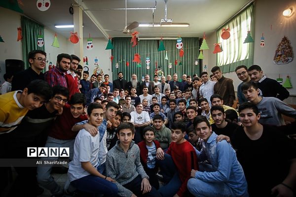 حضور سرزده وزیر آموزش و پرورش  در جشن سال نو دانش‌آموزان ارمنی