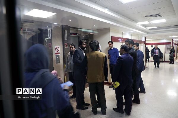 بیمارستان خاتم‌الانبیاء پس از اعلام خبر وخامت حال آیت‌الله هاشمی شاهرودی