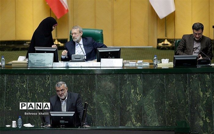 برگزاری  نشست استیضاح‌کنندگان حجتی با لاریجانی برای منتفی شدن استیضاح