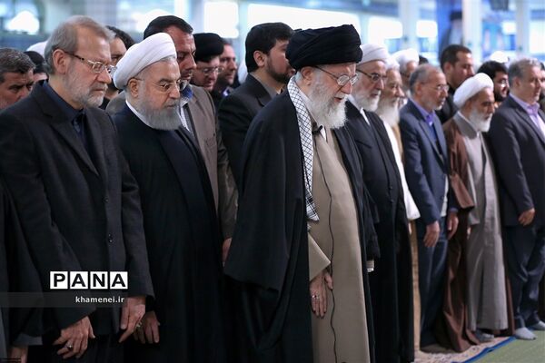 مراسم اقامه نماز بر پیکر آیت‌الله هاشمی شاهرودی به امامت رهبر انقلاب